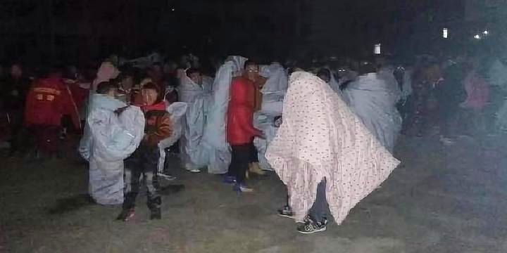 裸睡时地震裹着被子冲下楼，一场与本能共生的逃生记